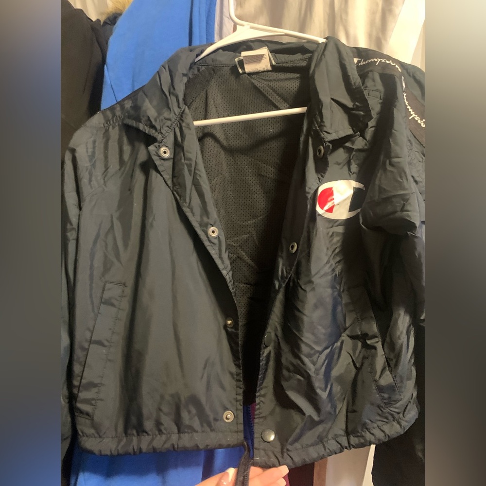 Super cute cropped champion windbreaker, looks so good on just not my size !